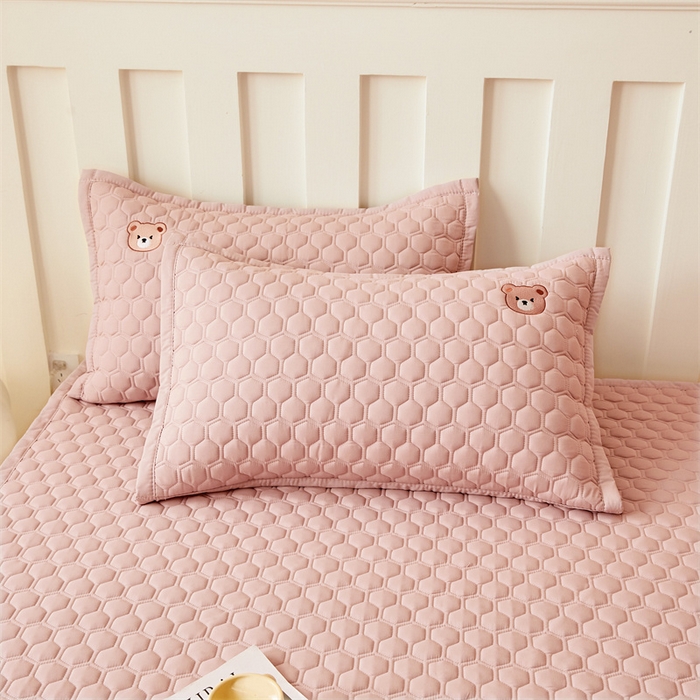 91家纺网 家纺一手货源 找家纺 布卢姆床垫 2025新款A类水洗棉刺绣抗菌床护垫 小熊仔-粉