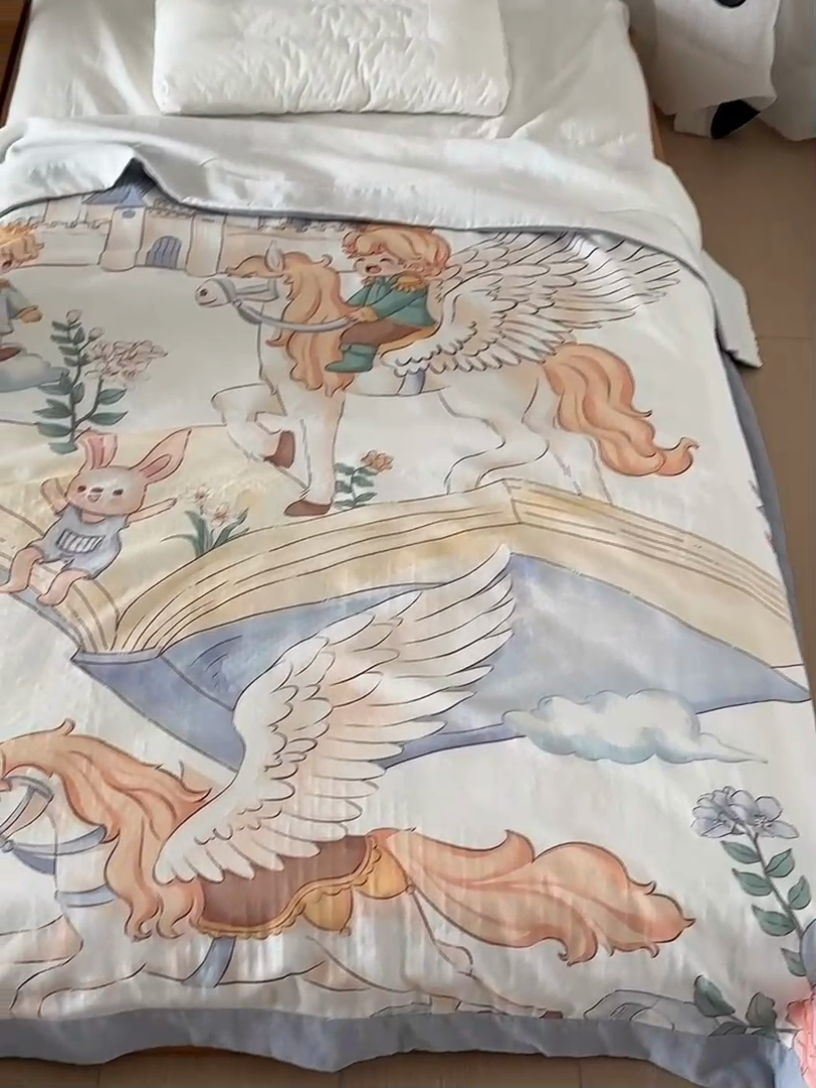 91家纺网 家纺一手货源 找家纺 荷马之梦 2025新款天竹系列—A类原创手绘风大版天竹纤维四层纱儿童盖毯 飞马小王子