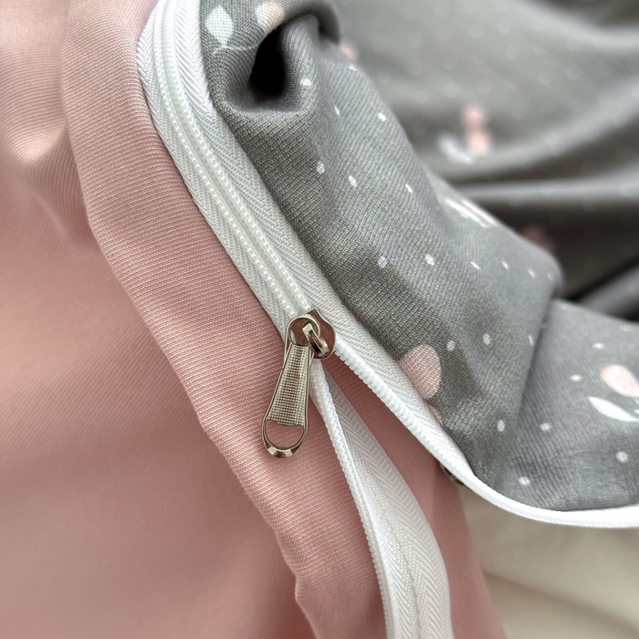 91家纺网 家纺一手货源 找家纺 丝芙妮家居2025新款水洗针织棉双层纱印花四件套 复古樱桃