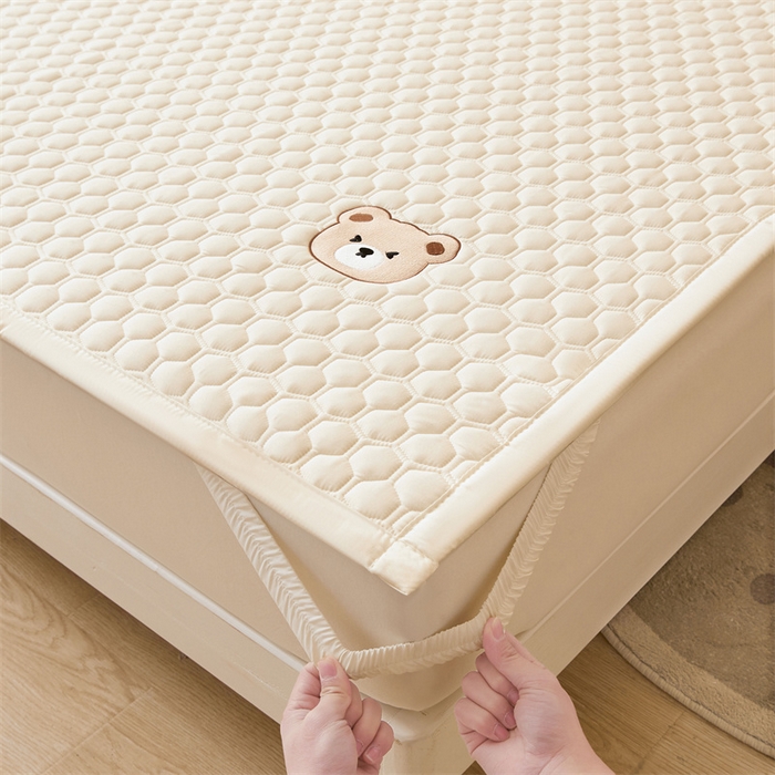 91家纺网 家纺一手货源 找家纺 布卢姆床垫 2025新款A类水洗棉刺绣抗菌床护垫 小熊仔-奶白