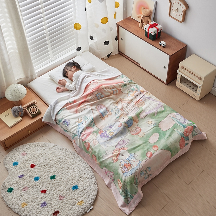 91家纺网 家纺一手货源 找家纺 荷马之梦 2025新款天竹系列—A类原创手绘风大版天竹纤维四层纱儿童盖毯 蘑菇下午茶