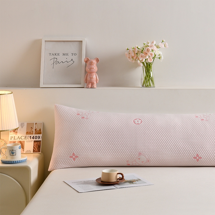 91家纺网 家纺一手货源 找家纺 艾兜坊 2025新款凉豆豆双人枕套 极简小熊-粉