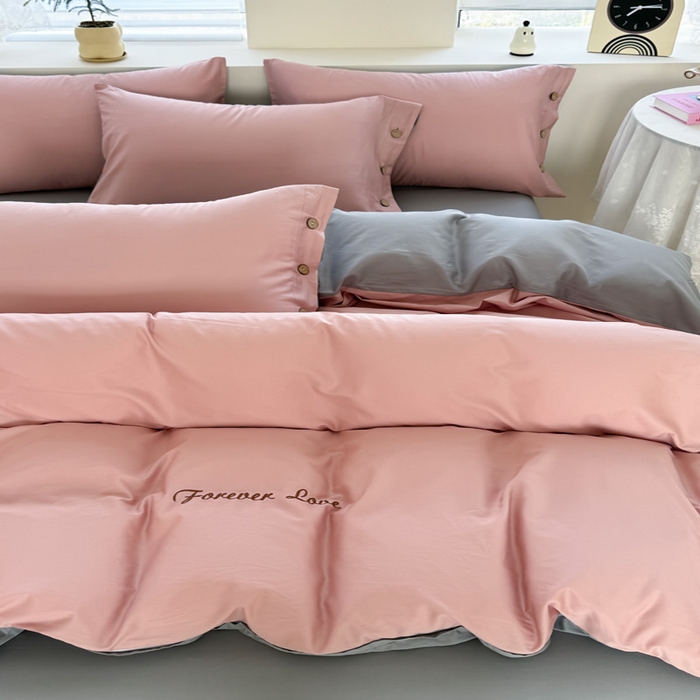 91家纺网 家纺一手货源 找家纺 艾迪尚家纺 2025新款A类纯色双拼长绒棉纯棉刺绣系列单品被套 被套单件（有单品 可定制） 粉灰谧语