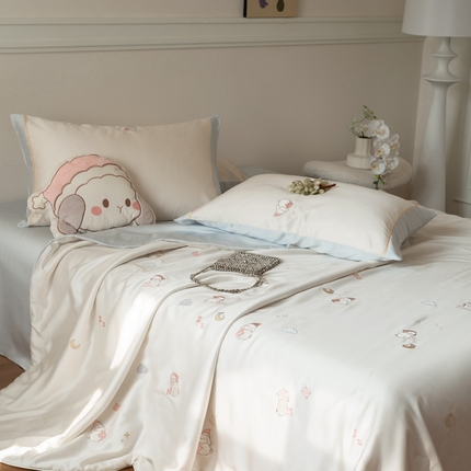 91家纺网 家纺一手货源 找家纺 （总）鹿班家居 2025新款夏季60S莱赛尔刺绣夏被系列——晚安兔【标准会员-20元】