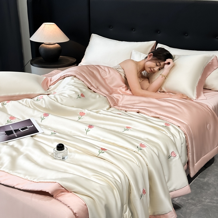 91家纺网 家纺一手货源 找家纺 满羽家纺 2025新款凉感冰丝夏被夏凉被空调被四件套 郁金香-奶白粉