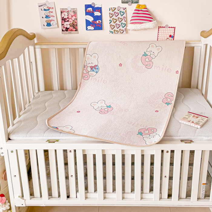 91家纺网 家纺一手货源 找家纺 富馨莱 2025新款幼儿园古藤席冰丝席双面可用儿童凉席双面凉感 糖果兔