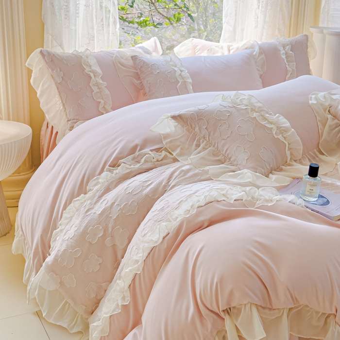 91家纺网 家纺一手货源 找家纺 狂想家  2025新款立体蕾丝花边梦娜系列四件套 梦娜茶花粉