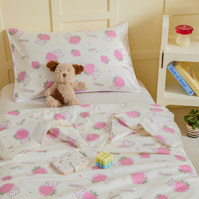 91家纺网 家纺一手货源 找家纺 ds生活馆 2025新款儿童学生纯棉精梳棉系列单夏被 草莓生活