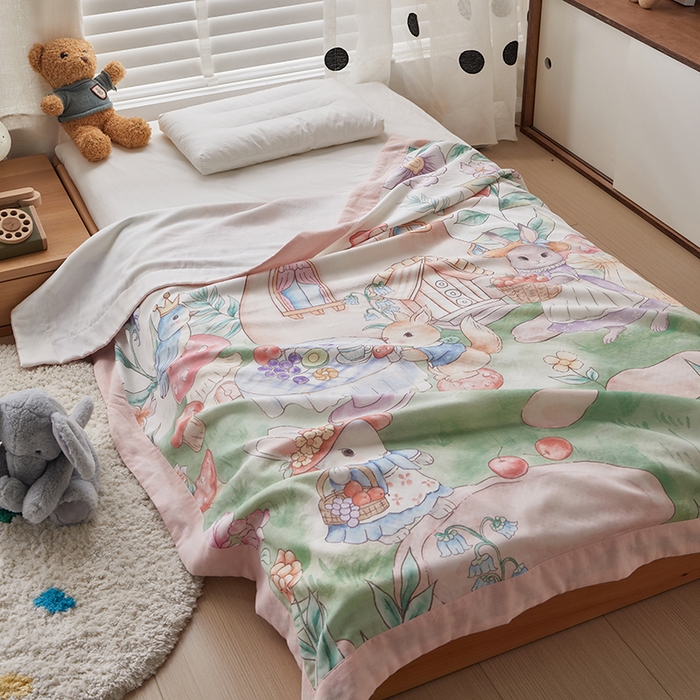 91家纺网 家纺一手货源 找家纺 荷马之梦 2025新款天竹系列—A类原创手绘风大版天竹纤维四层纱儿童盖毯 蘑菇下午茶