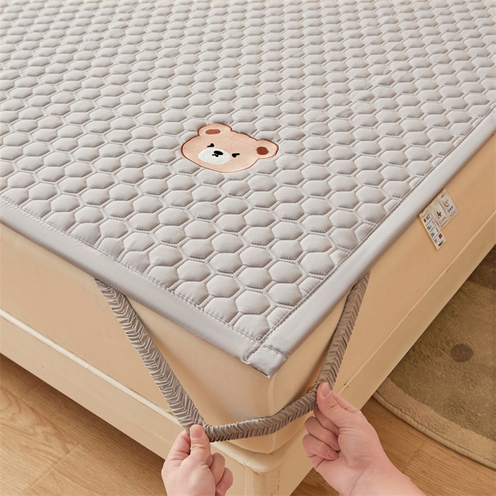 91家纺网 家纺一手货源 找家纺 布卢姆床垫 2025新款A类水洗棉刺绣抗菌床护垫 小熊仔-灰