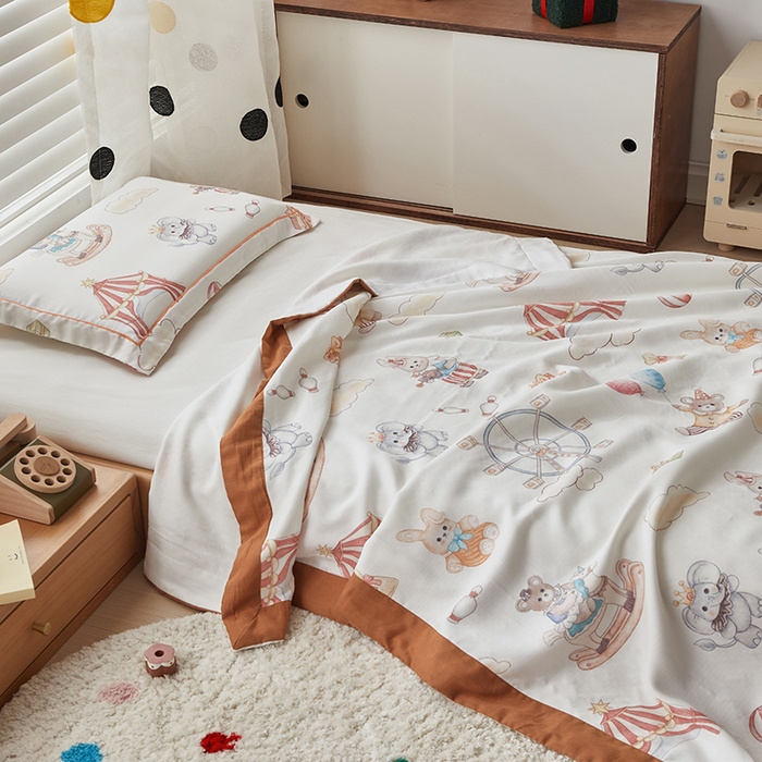 91家纺网 家纺一手货源 找家纺 荷马之梦 2025新款天竹系列—A类原创印花天竹纤维四层纱儿童盖毯 马戏团