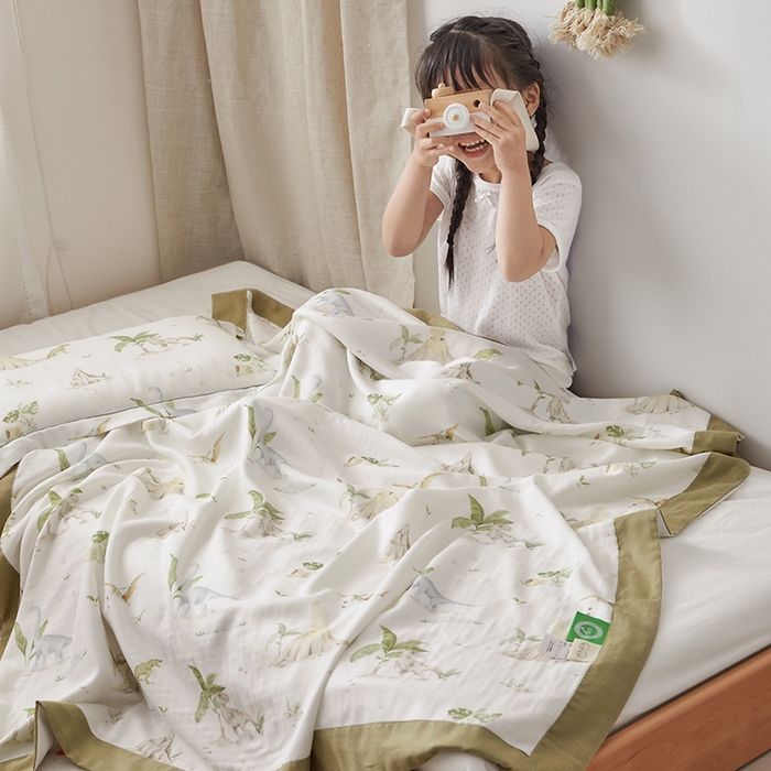 91家纺网 家纺一手货源 找家纺 荷马之梦 2025新款天竹系列—A类原创印花天竹纤维四层纱儿童盖毯 恐龙探险家