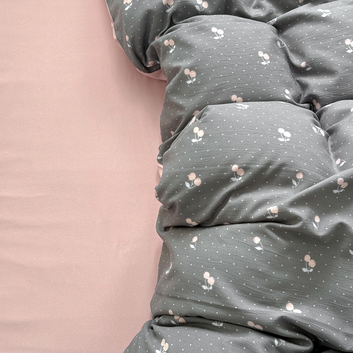 91家纺网 家纺一手货源 找家纺 丝芙妮家居2025新款水洗针织棉双层纱印花四件套 复古樱桃