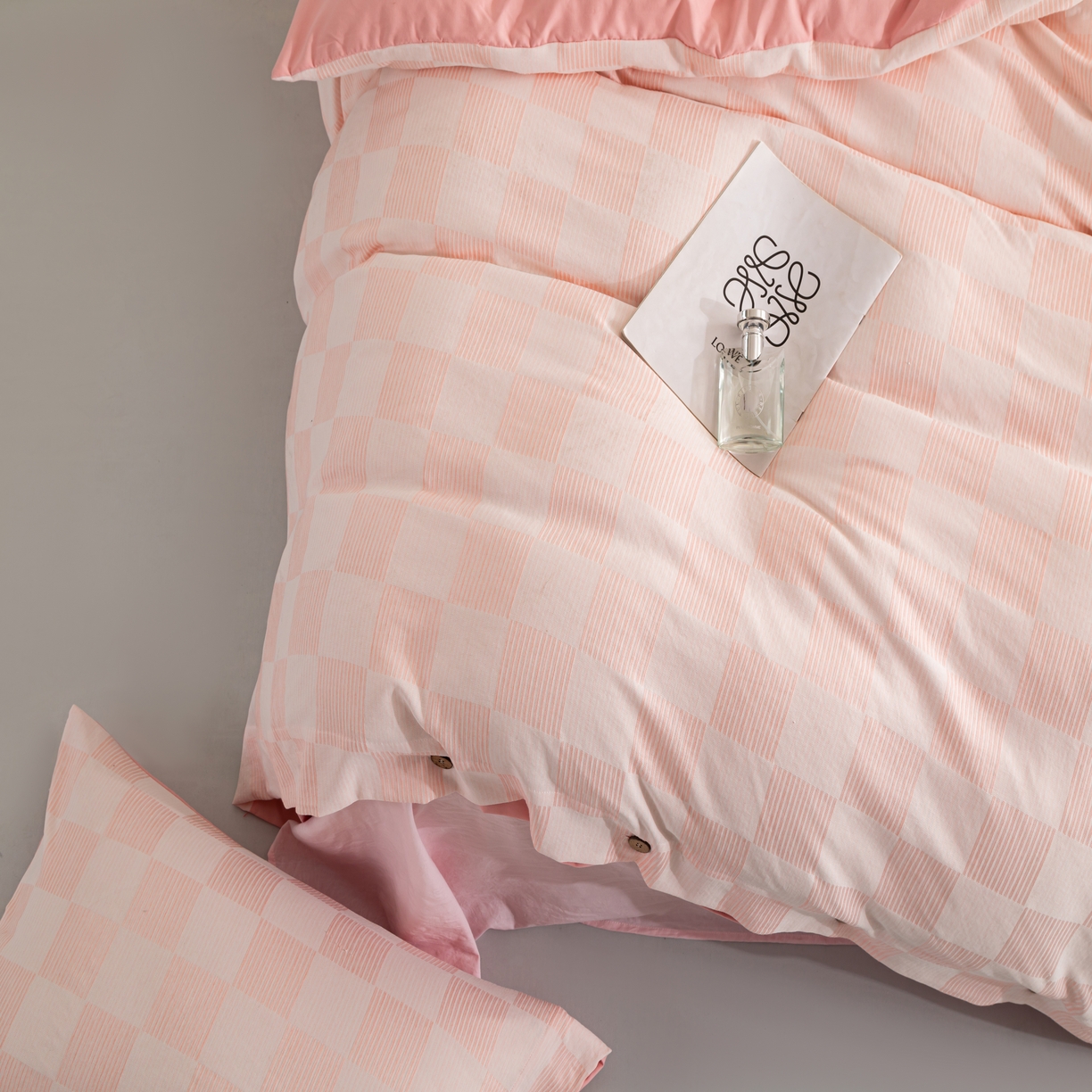 91家纺网 家纺一手货源 找家纺 恋之语 2025新款亲肤舒适提花纽扣款四件套 格律时尚-粉