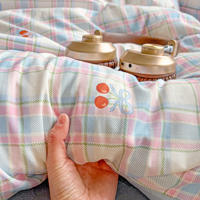 91家纺网 家纺一手货源 找家纺 暖芯优选 2025新款全棉纯棉一字绣四件套系列 樱桃派