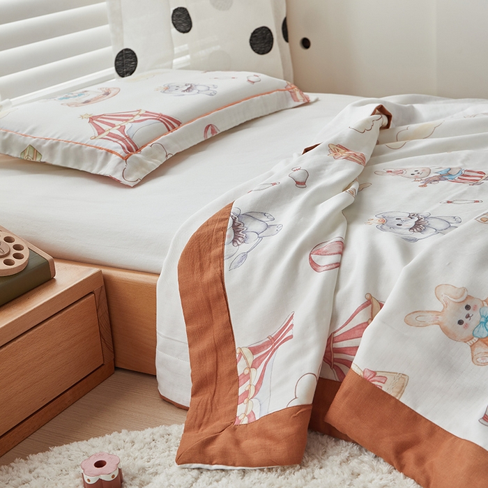 91家纺网 家纺一手货源 找家纺 荷马之梦 2025新款天竹系列—A类原创印花天竹纤维四层纱儿童盖毯 马戏团