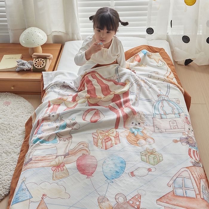 91家纺网 家纺一手货源 找家纺 荷马之梦 2025新款天竹系列—A类原创手绘风大版天竹纤维四层纱儿童盖毯 马戏团