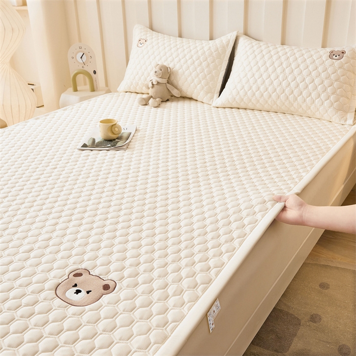 91家纺网 家纺一手货源 找家纺 布卢姆床垫 2025新款A类水洗棉刺绣抗菌床护垫 小熊仔-奶白