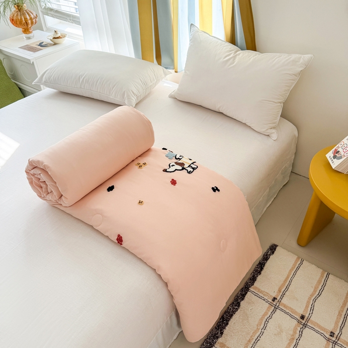91家纺网 家纺一手货源 找家纺 丹本家纺 2025春夏新款薄被卡通小清新A类水洗棉毛巾绣夏被空调被 好朋友-冰玉