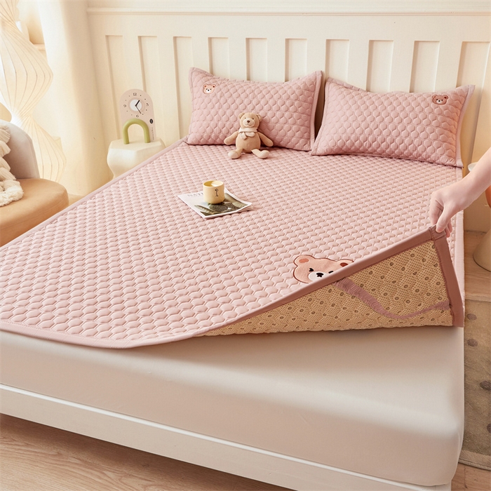 91家纺网 家纺一手货源 找家纺 布卢姆床垫 2025新款A类水洗棉刺绣抗菌床护垫 小熊仔-粉