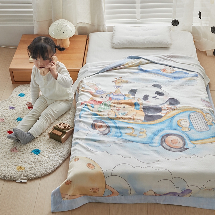 91家纺网 家纺一手货源 找家纺 荷马之梦 2025新款天竹系列—A类原创手绘风大版天竹纤维四层纱儿童盖毯 跑跑小熊猫