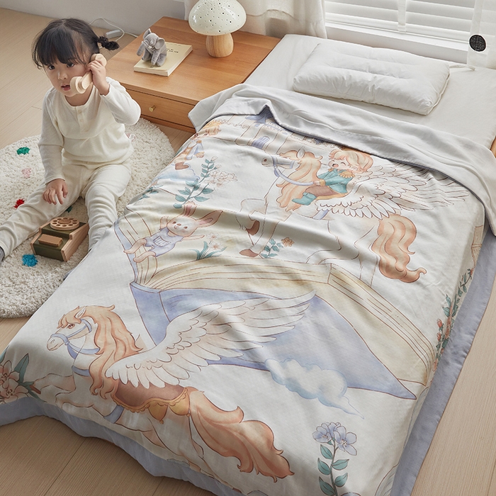 91家纺网 家纺一手货源 找家纺 荷马之梦 2025新款天竹系列—A类原创手绘风大版天竹纤维四层纱儿童盖毯 飞马小王子