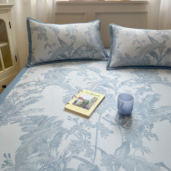 91家纺网 家纺一手货源 找家纺 花漾家居 2025新款A类色织提花PE凉感丝凉席三件套床单床笠款 床单款-芭蕉蓝