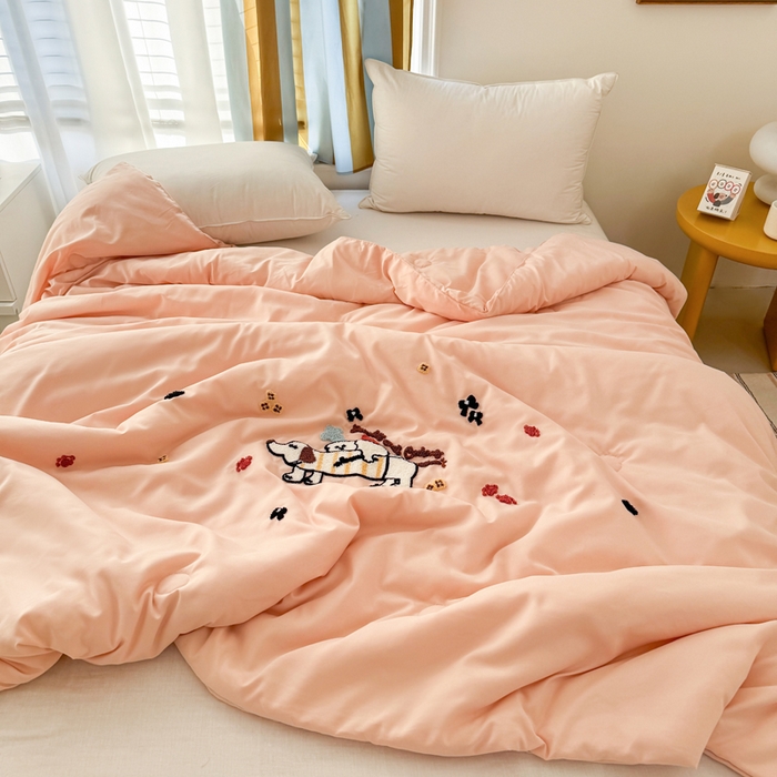 91家纺网 家纺一手货源 找家纺 丹本家纺 2025春夏新款薄被卡通小清新A类水洗棉毛巾绣夏被空调被 好朋友-冰玉