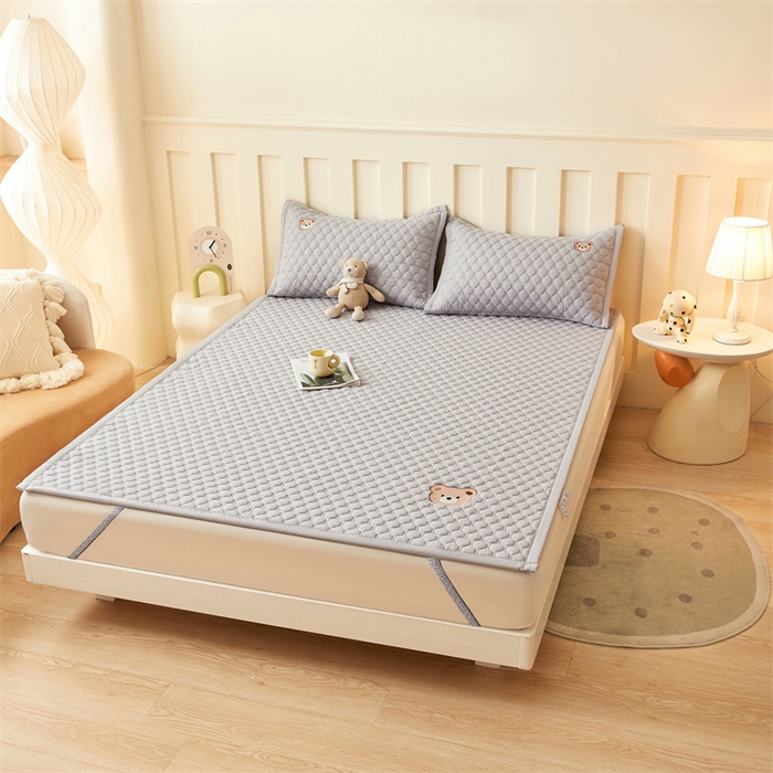 91家纺网 家纺一手货源 找家纺 布卢姆床垫 2025新款A类水洗棉刺绣抗菌床护垫 小熊仔-灰