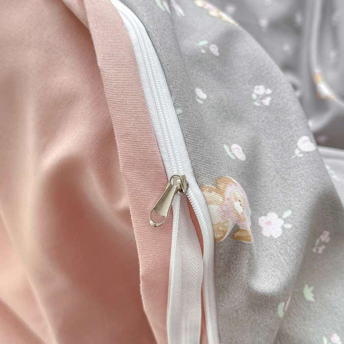 91家纺网 家纺一手货源 找家纺 丝芙妮家居2025新款水洗针织棉双层纱印花四件套 花舞小熊