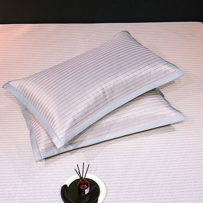 91家纺网 家纺一手货源 找家纺 999家纺 2025新款轻柔丝抗菌冰丝藤凉席（复合三明治款）宽包刺绣冰丝软席藤席 冰川-暖玉粉