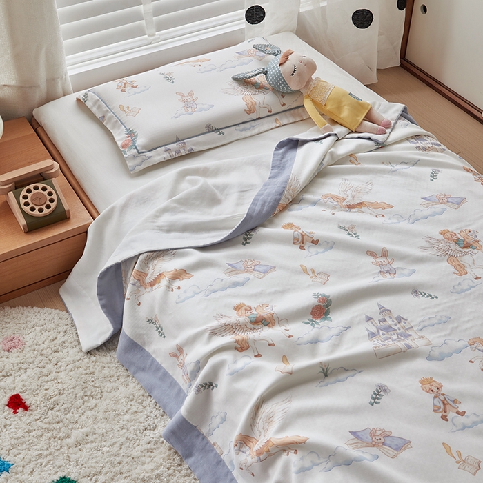 91家纺网 家纺一手货源 找家纺 荷马之梦 2025新款天竹系列—A类原创印花天竹纤维四层纱儿童盖毯 飞马小王子