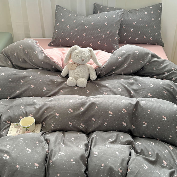 91家纺网 家纺一手货源 找家纺 丝芙妮家居2025新款水洗针织棉双层纱印花四件套 复古樱桃