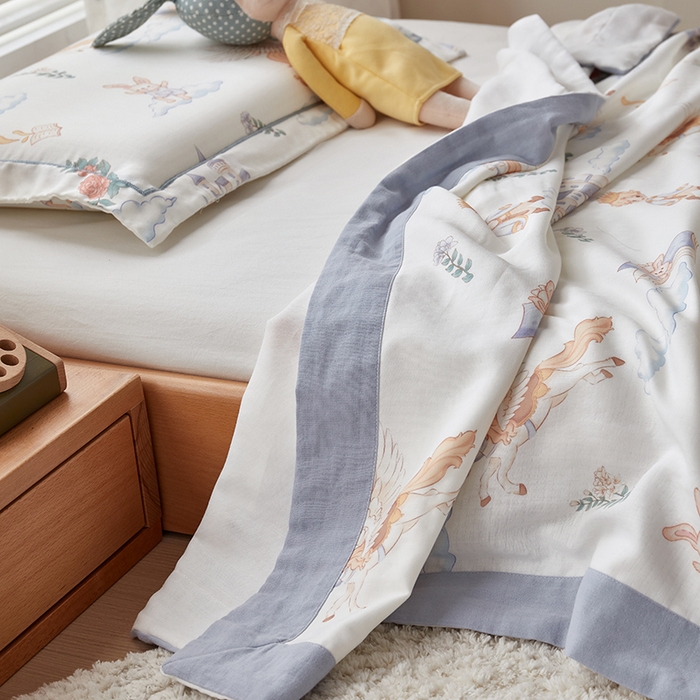 91家纺网 家纺一手货源 找家纺 荷马之梦 2025新款天竹系列—A类原创印花天竹纤维四层纱儿童盖毯 飞马小王子