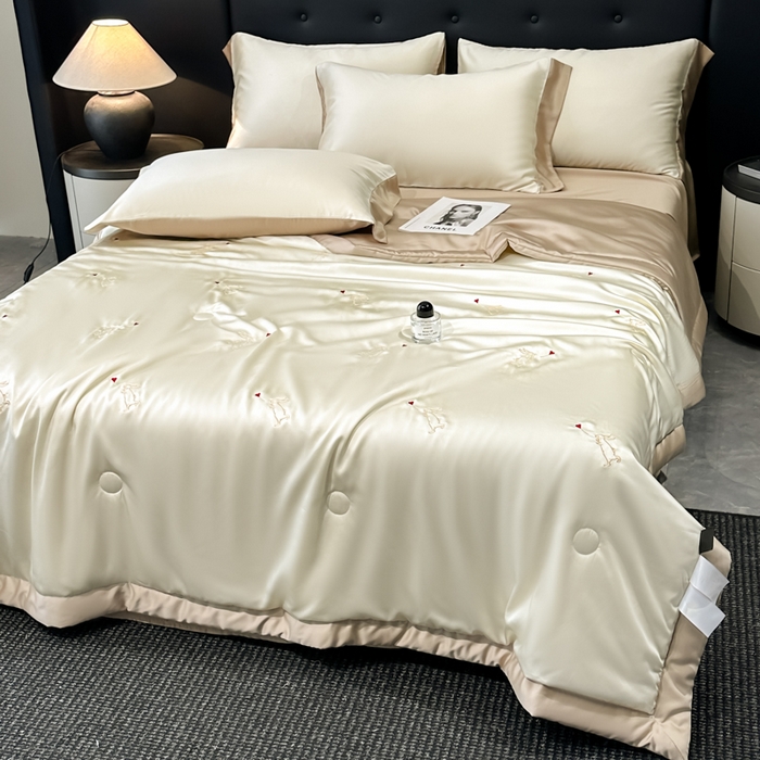 91家纺网 家纺一手货源 找家纺 满羽家纺 2025新款凉感冰丝夏被夏凉被空调被四件套 兔子追爱-奶白咖