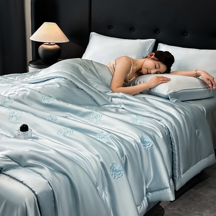 91家纺网 家纺一手货源 找家纺 满羽家纺 2025新款凉感冰丝夏被夏凉被空调被四件套 山茶花-清爽兰