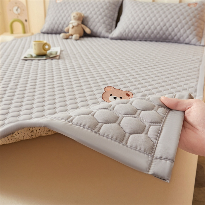 91家纺网 家纺一手货源 找家纺 布卢姆床垫 2025新款A类水洗棉刺绣抗菌床护垫 小熊仔-灰