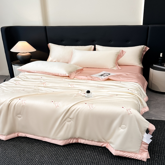 91家纺网 家纺一手货源 找家纺 满羽家纺 2025新款凉感冰丝夏被夏凉被空调被四件套 兔子追爱-奶白粉