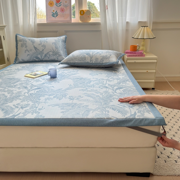 91家纺网 家纺一手货源 找家纺 花漾家居 2025新款A类色织提花PE凉感丝凉席三件套床单床笠款 床单款-芭蕉蓝