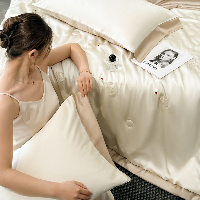 91家纺网 家纺一手货源 找家纺 满羽家纺 2025新款凉感冰丝夏被夏凉被空调被四件套 兔子追爱-奶白咖