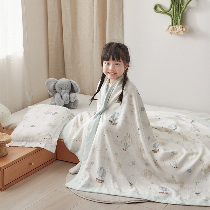 91家纺网 家纺一手货源 找家纺 荷马之梦 2025新款天竹系列—A类原创印花天竹纤维四层纱儿童盖毯 梦之奇遇