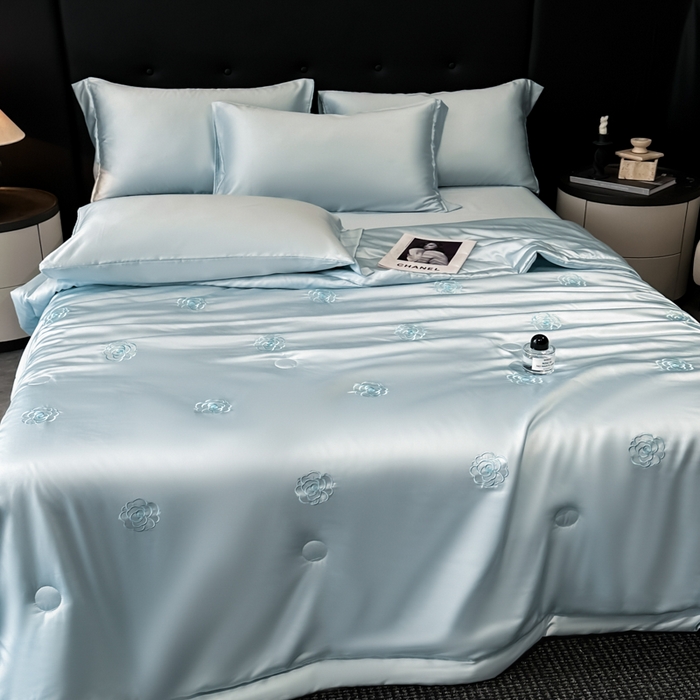 91家纺网 家纺一手货源 找家纺 满羽家纺 2025新款凉感冰丝夏被夏凉被空调被四件套 山茶花-清爽兰