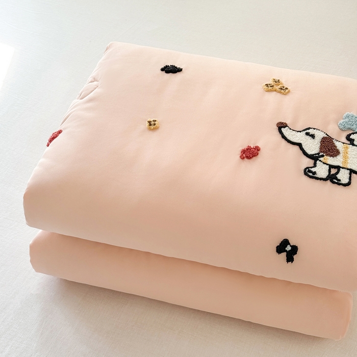 91家纺网 家纺一手货源 找家纺 丹本家纺 2025春夏新款薄被卡通小清新A类水洗棉毛巾绣夏被空调被 好朋友-冰玉