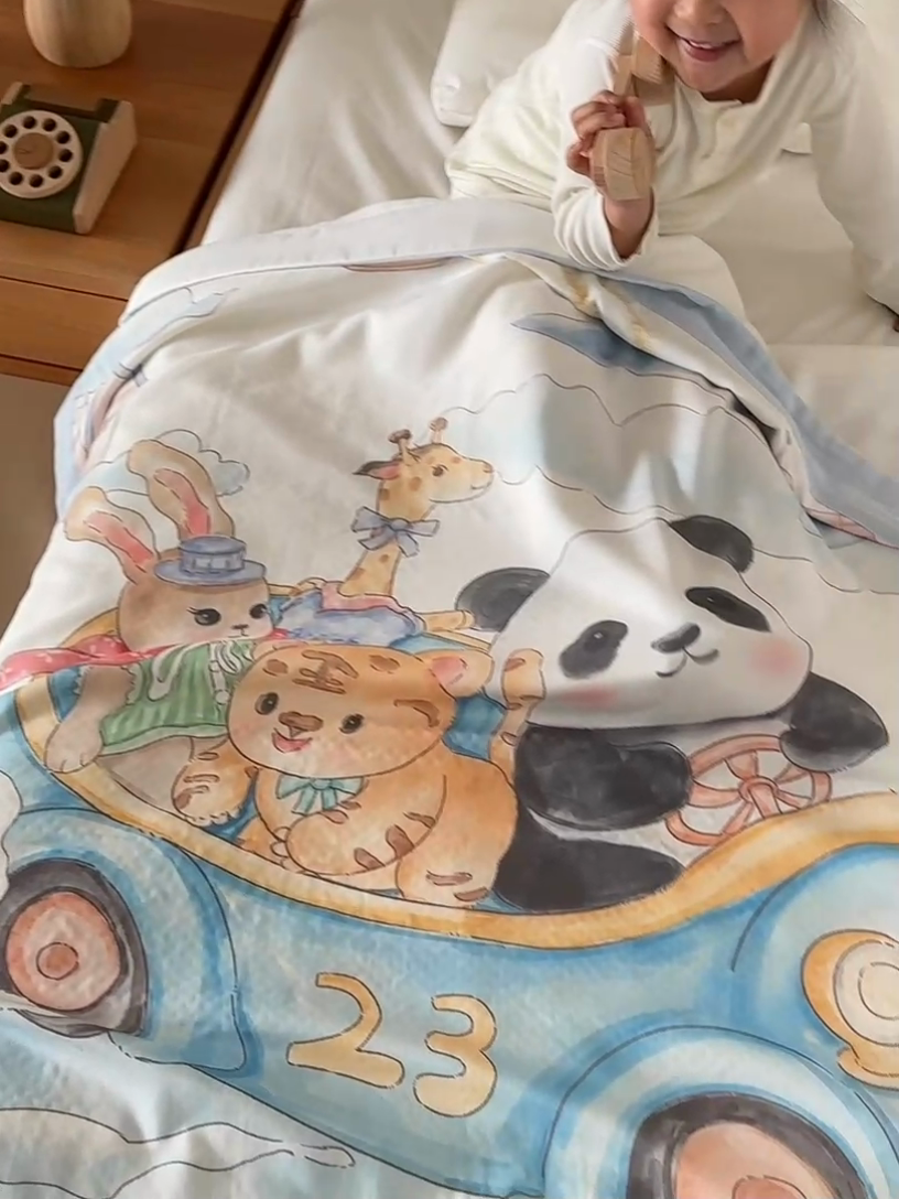 91家纺网 家纺一手货源 找家纺 荷马之梦 2025新款天竹系列—A类原创手绘风大版天竹纤维四层纱儿童盖毯 跑跑小熊猫