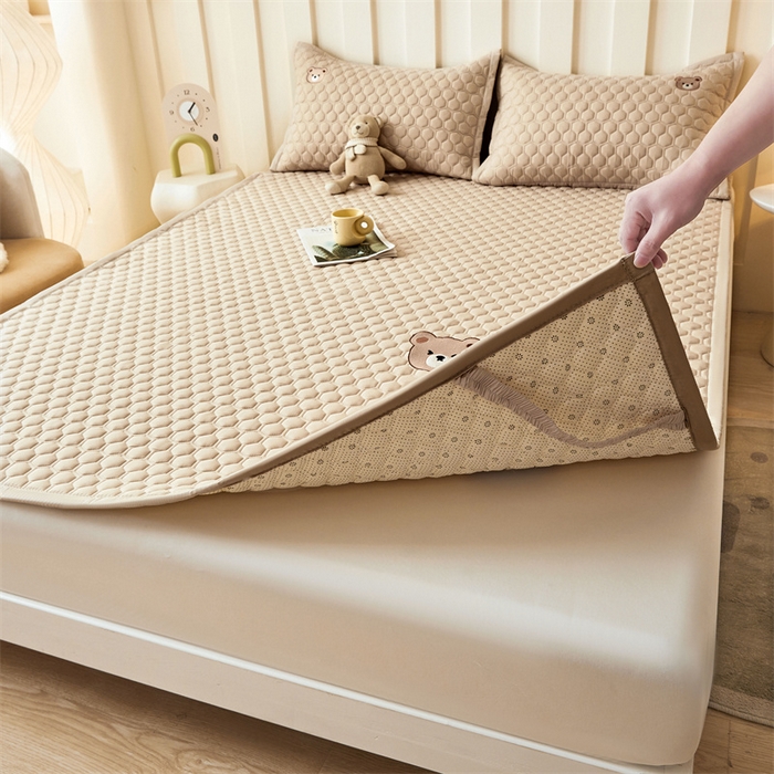 91家纺网 家纺一手货源 找家纺 布卢姆床垫 2025新款A类水洗棉刺绣抗菌床护垫 小熊仔-咖啡