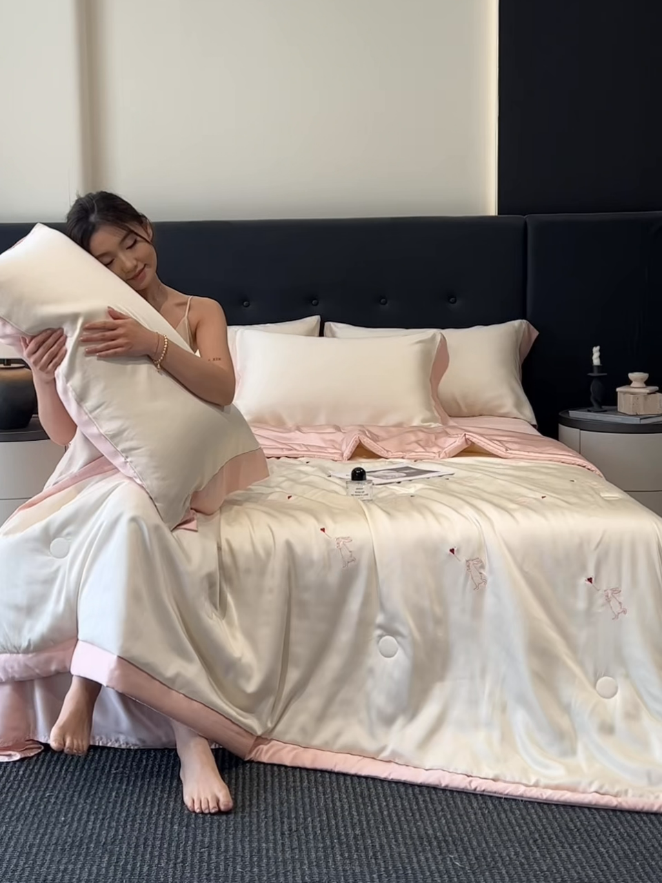 91家纺网 家纺一手货源 找家纺 满羽家纺 2025新款凉感冰丝夏被夏凉被空调被四件套 兔子追爱-奶白粉