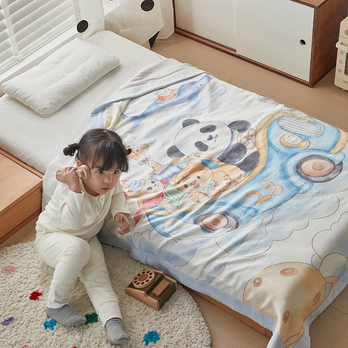 91家纺网 家纺一手货源 找家纺 荷马之梦 2025新款天竹系列—A类原创手绘风大版天竹纤维四层纱儿童盖毯 跑跑小熊猫