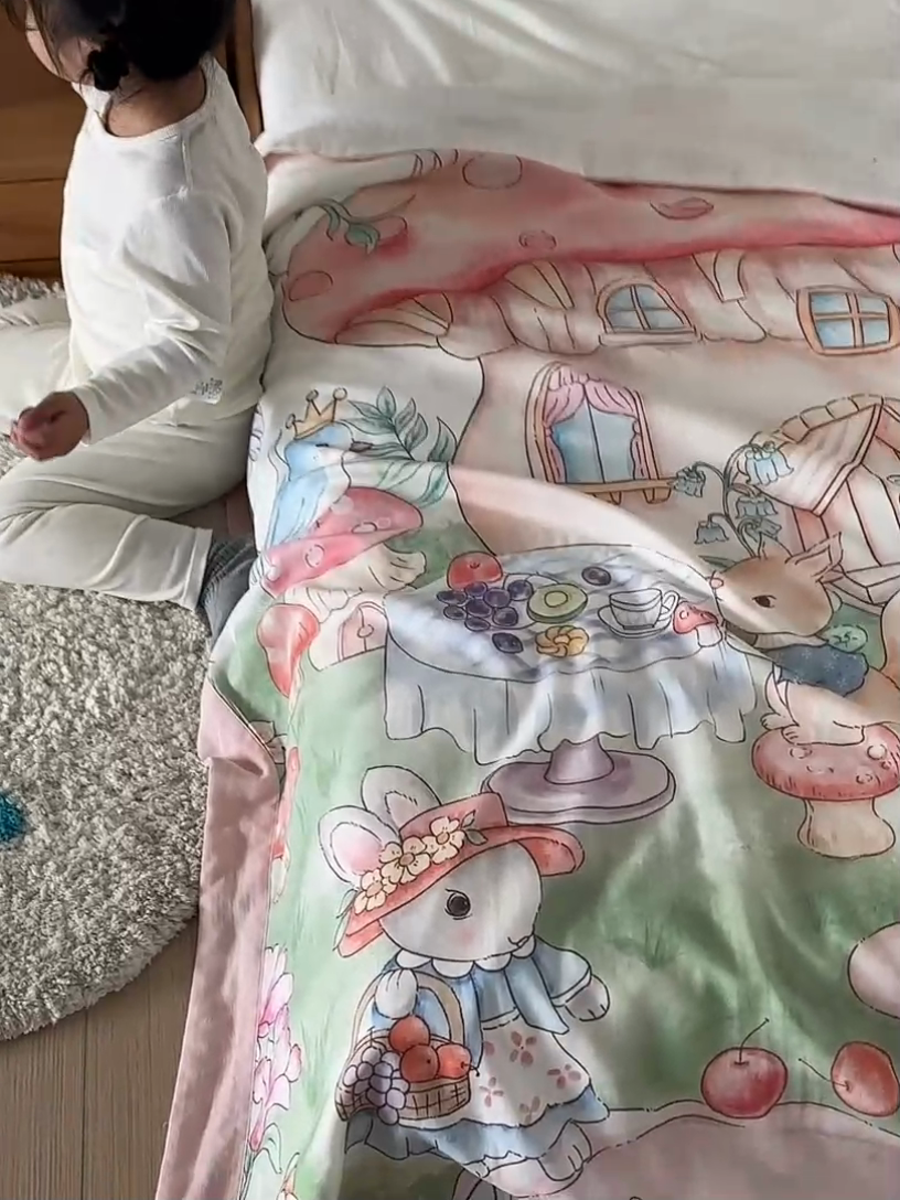 91家纺网 家纺一手货源 找家纺 荷马之梦 2025新款天竹系列—A类原创手绘风大版天竹纤维四层纱儿童盖毯 蘑菇下午茶