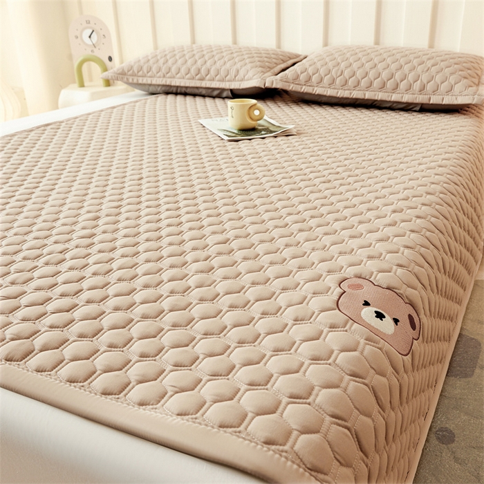 91家纺网 家纺一手货源 找家纺 布卢姆床垫 2025新款A类水洗棉刺绣抗菌床护垫 小熊仔-卡其