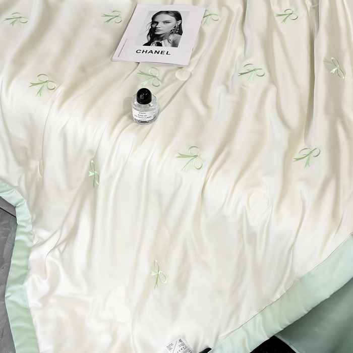 91家纺网 家纺一手货源 找家纺 满羽家纺 2025新款凉感冰丝夏被夏凉被空调被四件套 蝴蝶结-奶白绿